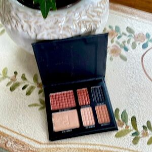 Doucce On The Go Palette 4 Eyeshadows; 1 Highlighter; 1 Blush